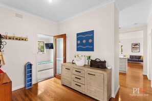 Interior - Cozy Home in Cowes, sleeps 7 (Cowes)