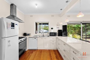 Microwave, oven, dishwasher, coffee/tea maker - Cozy Home in Cowes, sleeps 7 (Cowes)