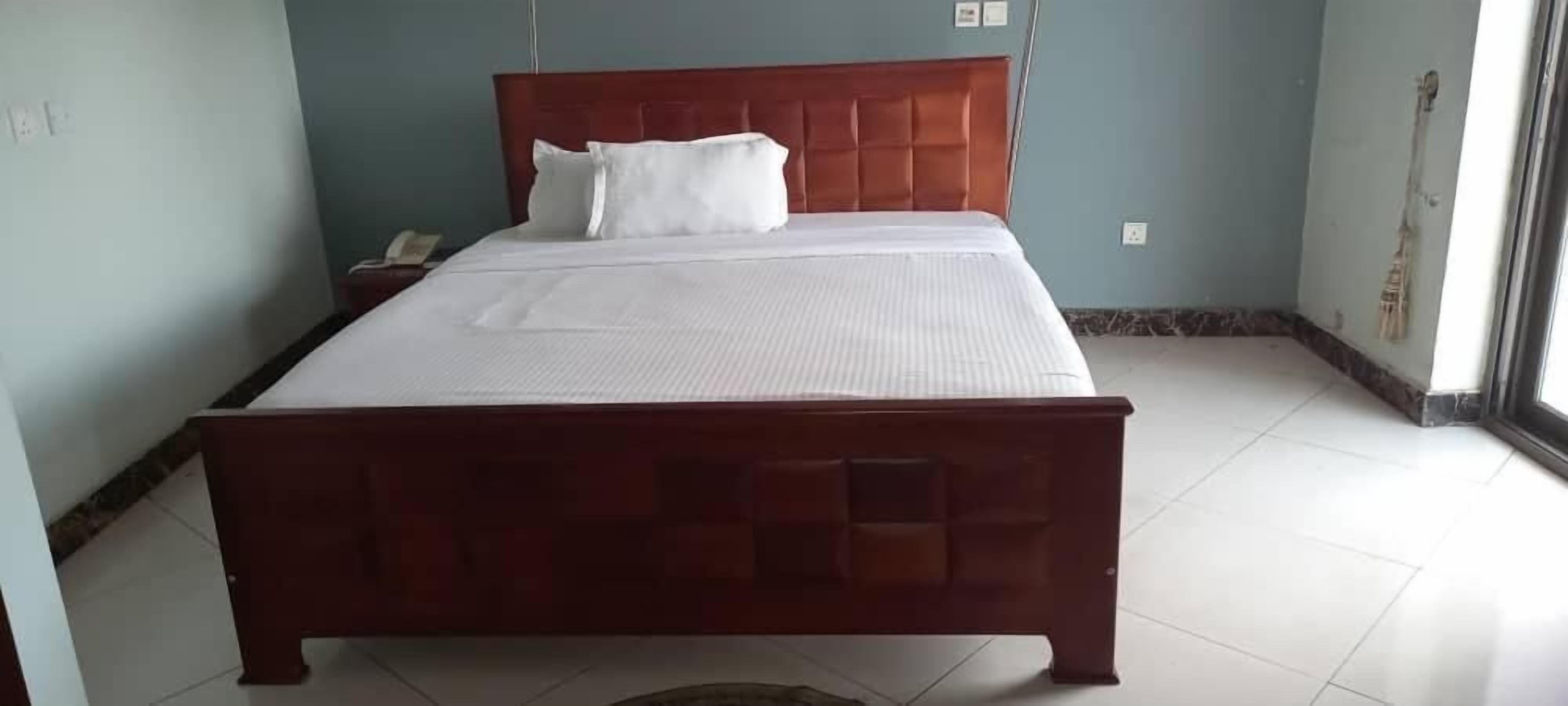 Dobbeltrom for 1 person – comfort, 1 queensize-seng, ikke-røyk, hageutsikt | Individuelt dekorert, skrivebord og skrivebord for bærbar PC