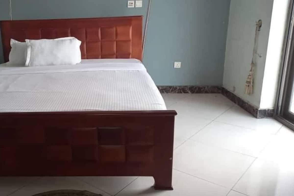 Desk, laptop workspace, iron/ironing board, free WiFi