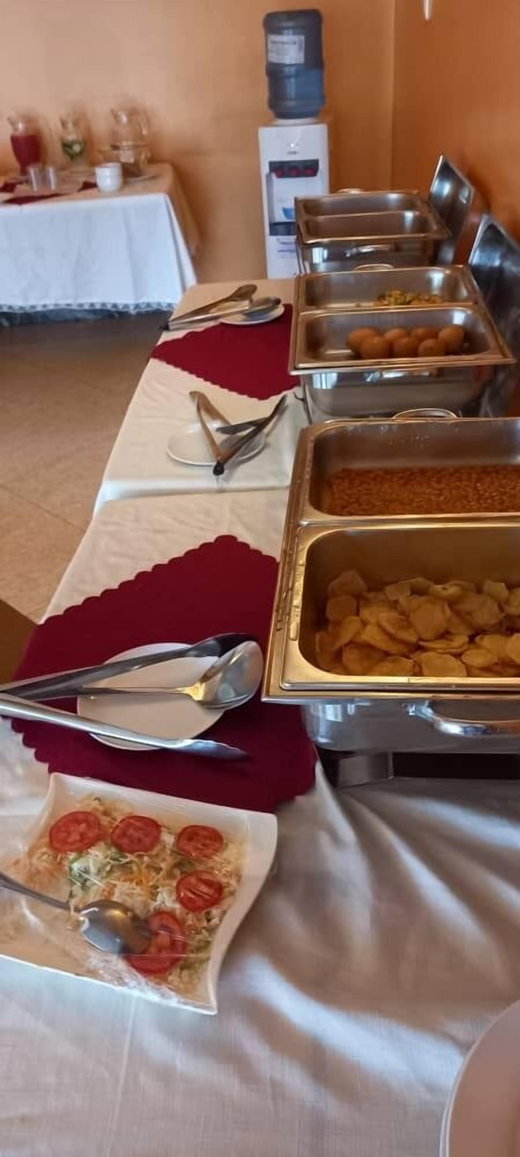Café da manhã com buffet grátis todos os dias
