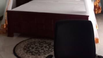 Decoración personalizada, escritorio y espacio para trabajar con laptop