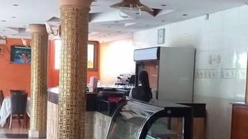 3 restaurants, breakfast served