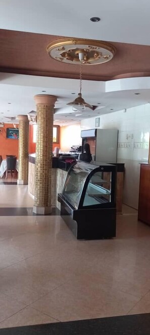 3 restaurants, breakfast served