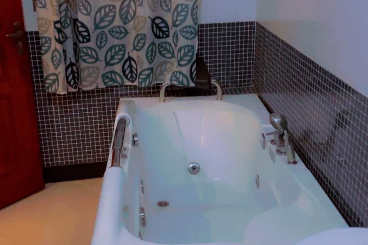Comfort Double Room Single Use, Garden View | Bathroom | Slippers