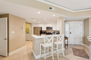 Fridge, microwave, oven, dishwasher - 4402 Windsor Court N ~ Beautiful 4th Floor Ocean View Villa! (Hilton Head Island)