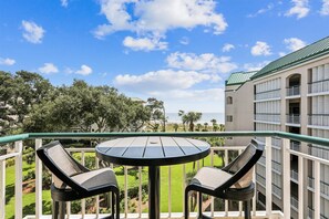 Outdoor dining - 4402 Windsor Court N ~ Beautiful 4th Floor Ocean View Villa! (Hilton Head Island)