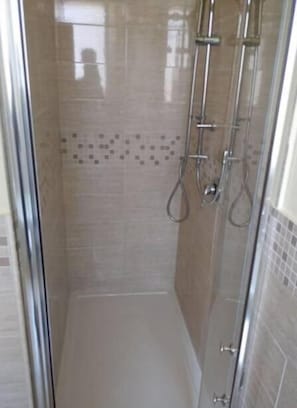 Een douche, een haardroger, een bidet, handdoeken