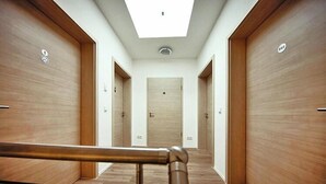 A hallway with wooden doors, a skylight, and a metal handrail. - Apartment mit Frühstück in Strausberg (Strausberg)