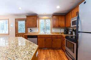 Fridge, microwave, oven, stovetop - SHAG20 - Spacious Sunriver Home, Great Views (Sunriver)