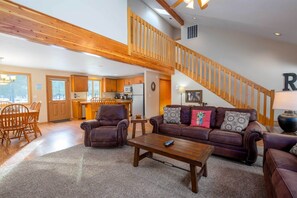 Smart TV, fireplace, table football - SHAG20 - Spacious Sunriver Home, Great Views (Sunriver)