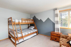 5 bedrooms, travel crib, free WiFi, bed sheets - NEW! 3 King Suites, Bunk/Game Room, Hot Tub, Foosball-SHAG20 (Sunriver)