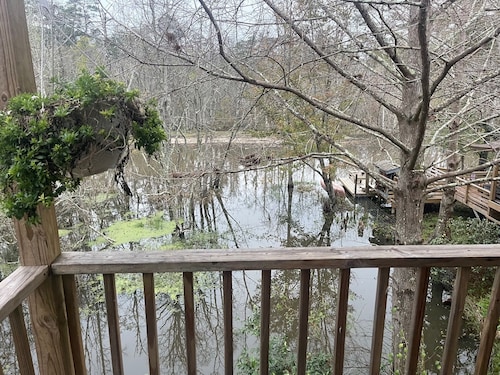 Bayou canal spacious 5-bedrm house, 1 acre Slidell, AC, WiFi