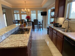 Fridge, microwave, oven, stovetop - Bayou canal spacious 5-bedrm house, 1 acre Slidell, AC, WiFi (Slidell)