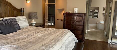 5 室のベッドルーム、デスク、アイロン / アイロン台、WiFi