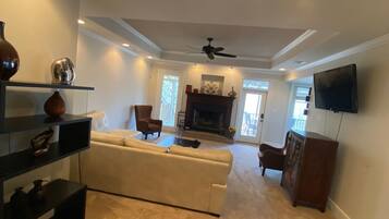 Smart-TV, Tischfußball, Bücher, Computerbildschirme