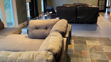 Smart-TV, Tischfußball, Bücher, Computerbildschirme