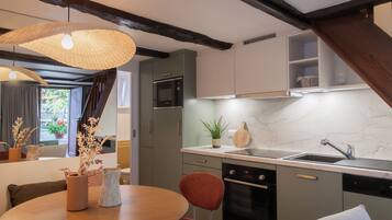 Réfrigérateur, micro-ondes, four, plaque de cuisson