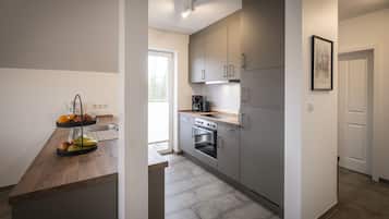 Een koelkast, een oven, een kookplaat, een vaatwasser