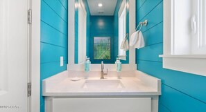 Douche, sèche-cheveux, bidet, serviettes fournies