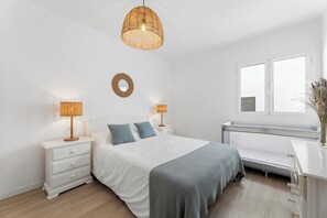 2 soverom, strykejern/-brett og sengetøy