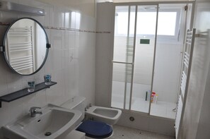 Dusj, hårføner, såpe og sjampo