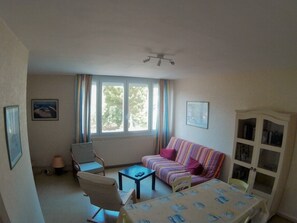 Smart TV, books, stereo