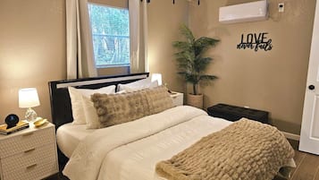 1 slaapkamer, een strijkplank/strijkijzer, wifi, beddengoed
