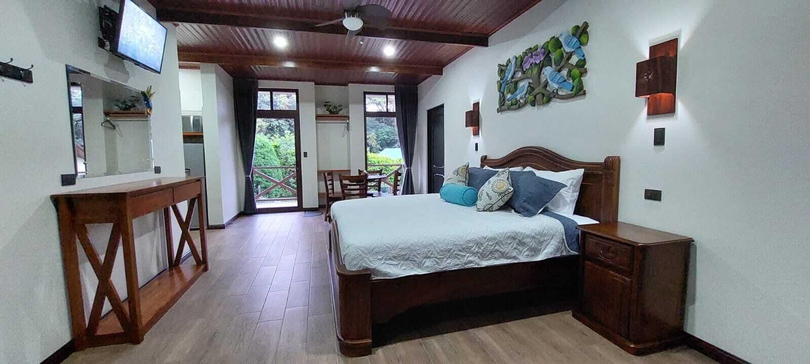 Suite – premium, balkong, hageutsikt | Skrivebord, skrivebord for bærbar PC, lydisolert og wi-fi (inkludert)