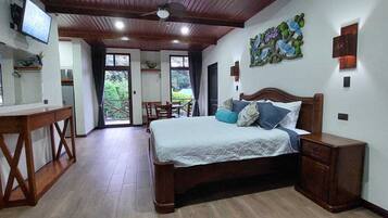 Premium-Suite, Terrasse, Gartenblick | Schreibtisch, laptopgeeigneter Arbeitsplatz, schallisolierte Zimmer