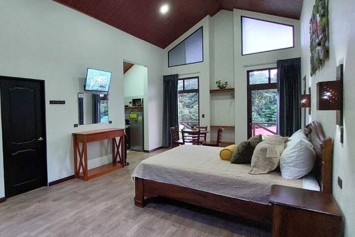 프리미엄 스위트, 발코니, 산 전망 | 책상, 노트북 작업 공간, 방음 설비, 무료 WiFi
