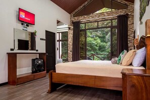 Premium-Suite, Balkon, Bergblick | Schreibtisch, laptopgeeigneter Arbeitsplatz, schallisolierte Zimmer