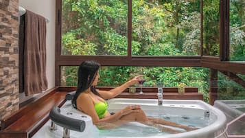 Suíte luxo, sacada, vista para o jardim | Banheira de hidromassagem particular