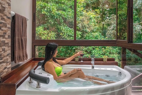 Bañera de hidromasaje privada. Cabañas el Refugio Verde Monteverde