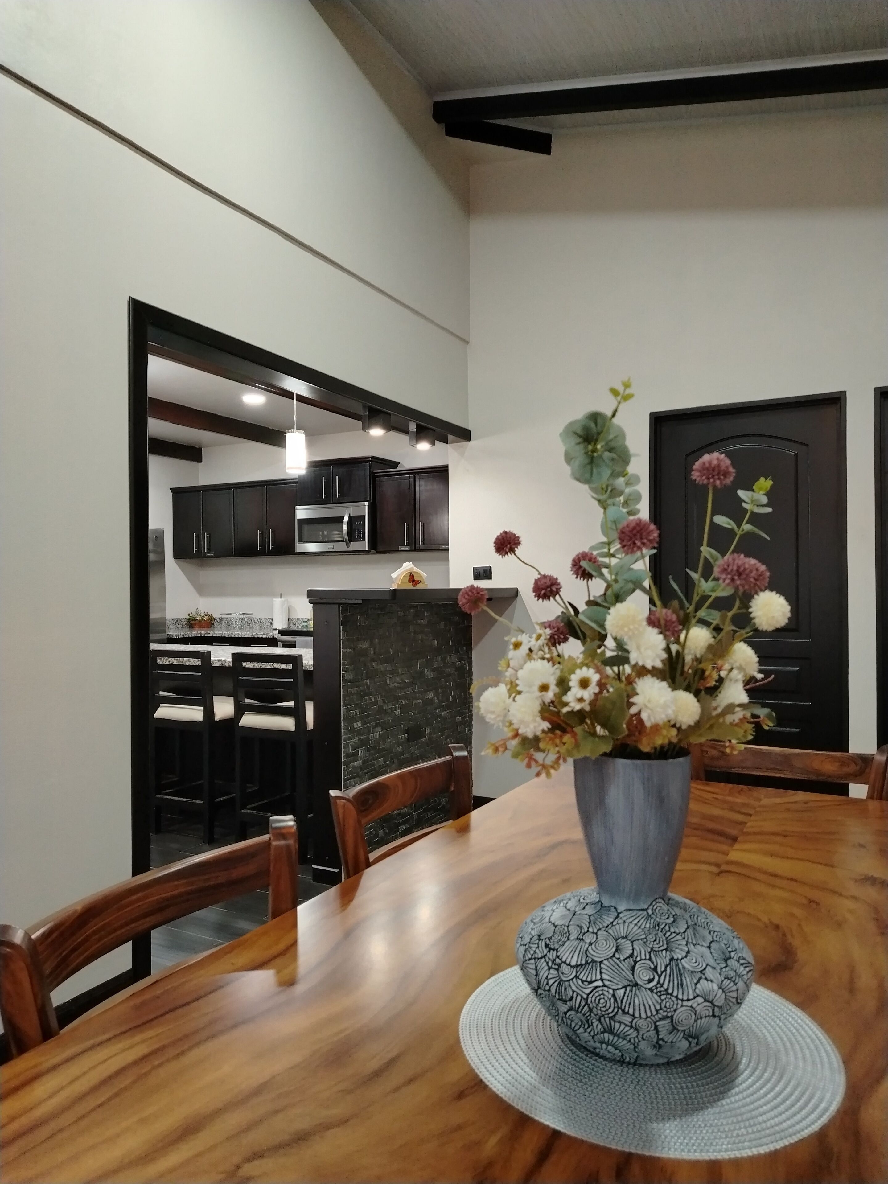 Villa Confort | Cocina privada | Refrigerador, microondas, parrilla de estufa y utensilios de cocina 