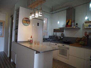 Fridge - Beach Front, Sea Views - Fist Line Entire Flat 3bedrooms- 2.5 bath (Vilanova i la Geltrú)