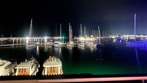 Ein Yachthafen bei Nacht mit verschiedenen vertäuten Booten.