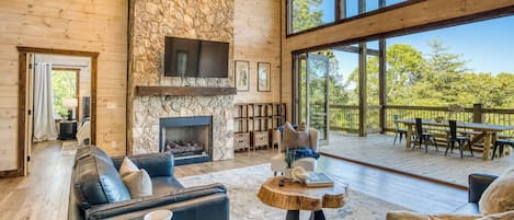Smart TV, chimenea y videojuegos