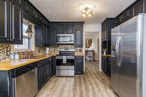 Kjøleskap, mikrobølgeovn, ovn og kokeplater