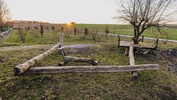Ländliche Landschaft mit Holzzaun, Baum und Holzgebäude.