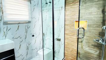 Perhekattohuoneisto | Kylpyhuone | Suihku, sadesuihkupää, designer-hygieniatuotteet, tohvelit