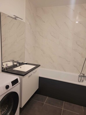 Hiustenkuivaaja, pyyhkeet, saippua, vessapaperi