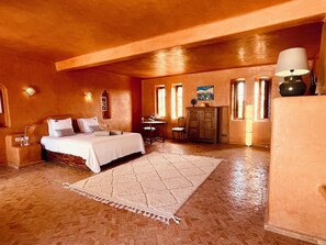 7 habitaciones, tabla de planchar con plancha, wifi y ropa de cama