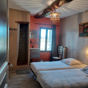 4 chambres, fer et planche à repasser, lit parapluie, draps fournis