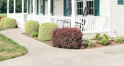 Peaceful quiet setting with large yard, creek, 3 bedrooms, AC, WiFi,
