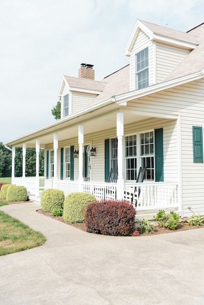 Peaceful quiet setting with large yard, creek, 3 bedrooms, AC, WiFi,