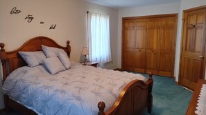 3 habitaciones, escritorio y tabla de planchar con plancha