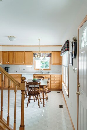 Fridge, microwave, oven, stovetop - Peaceful quiet setting with large yard, creek, 3 bedrooms, AC, WiFi, (Blain)