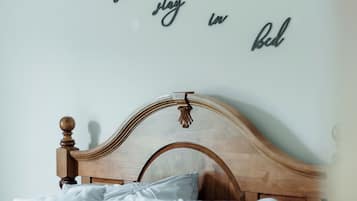 3 chambres, bureau, fer et planche à repasser, lit de bébé portatif