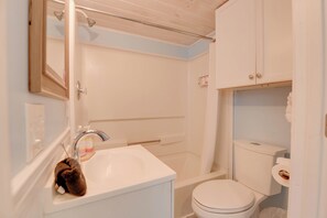 Ein Badezimmer mit Waschbecken, Toilette, Badewanne und Spiegel.